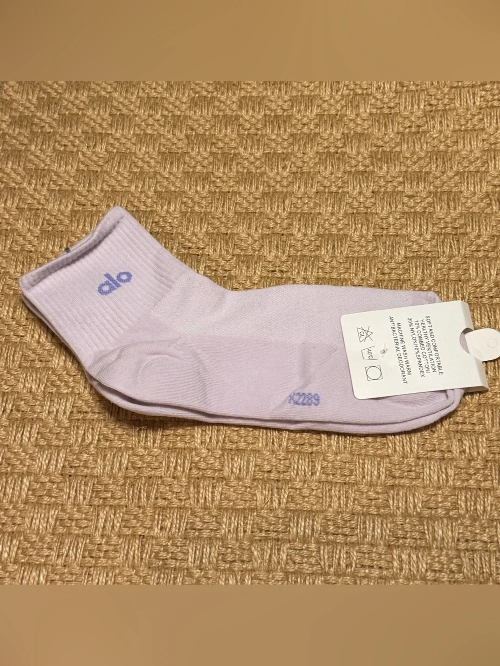 ALO Yoga Lavender 3/4 Crew Athletic Socks (Unisex, size Medium)
